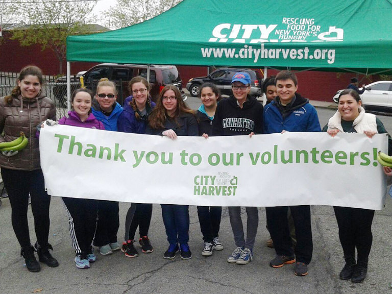 LOCo members team up with the food waste-reducing organization, CityHarvest. 